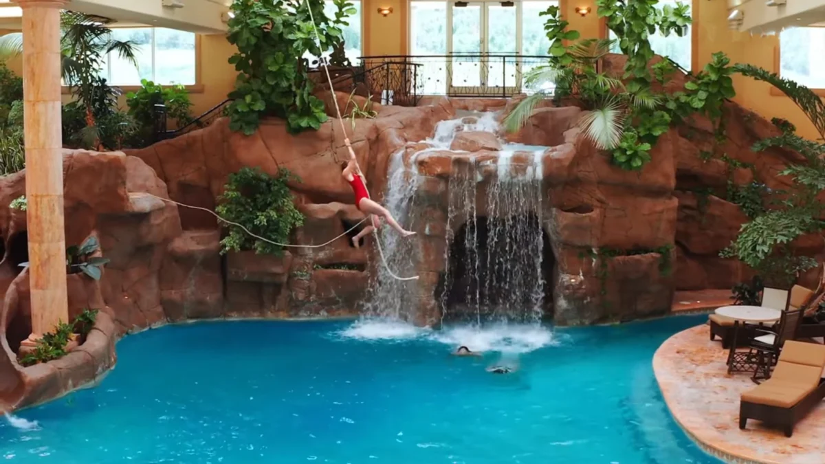 Една от най-големите къщи в Америка с вътрешен воден парк се продава за 12.9 млн. долара