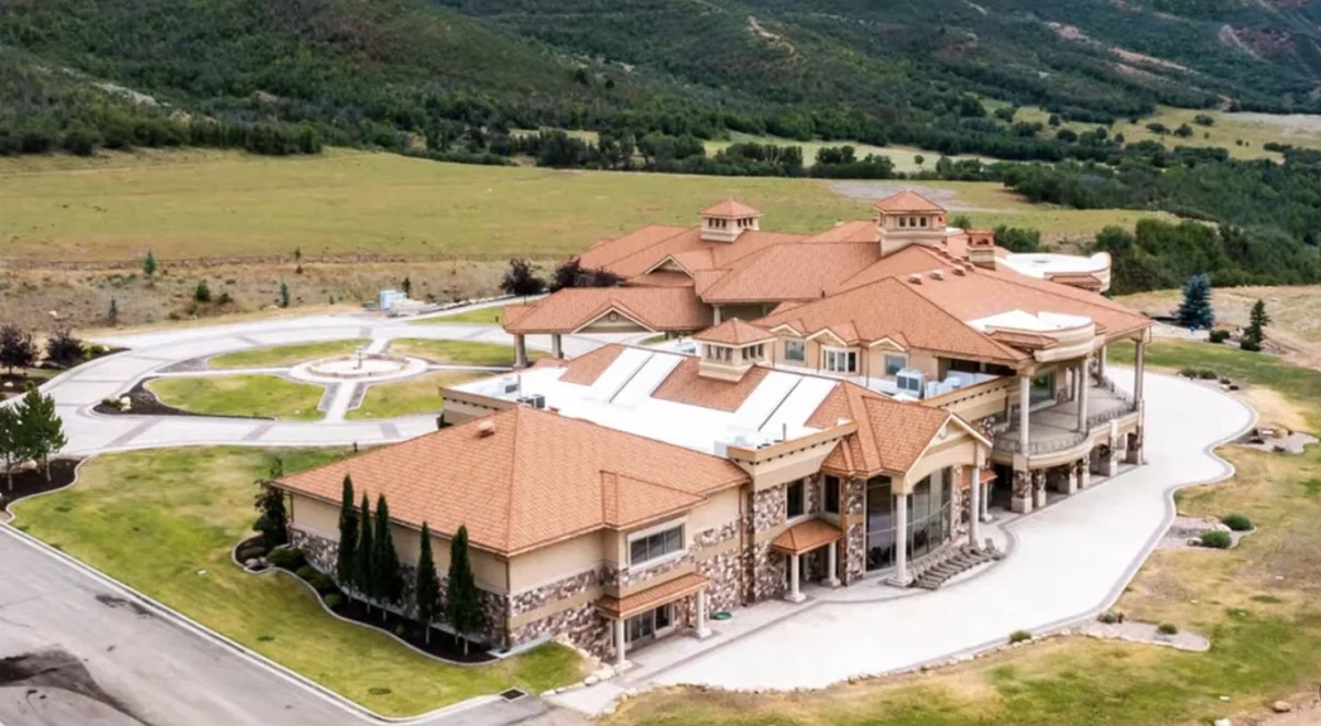 Една от най-големите къщи в Америка с вътрешен воден парк се продава за 12.9 млн. долара