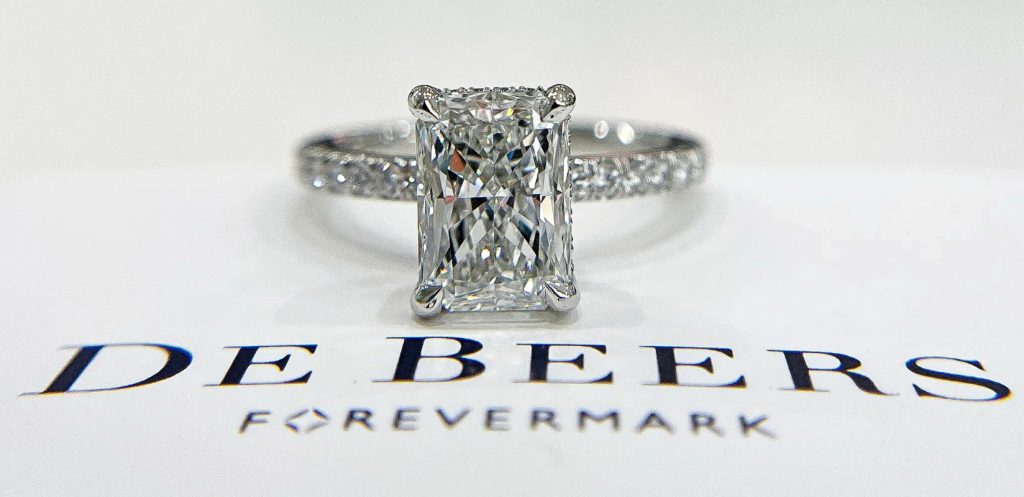 De Beers пуска нова линия с естествени диаманти "Forever Present" за празниците 6 uyyi6