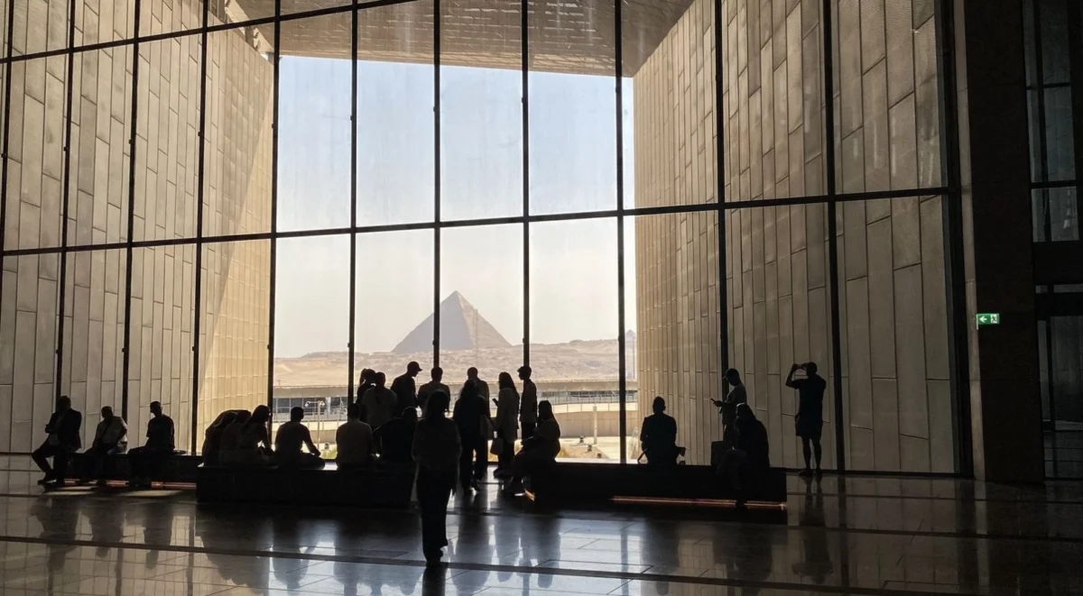 Великолепната гледка, която се разкрива към платото на Гиза от музея.