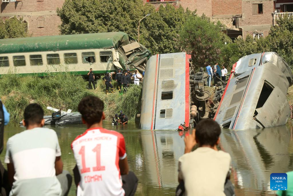 Два влака се сблъскаха в Египет, вагони паднаха в река