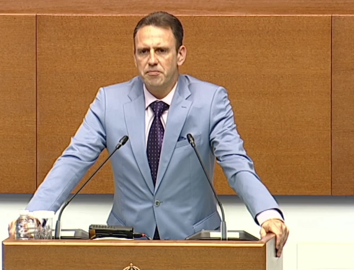 Три парламентарни групи с декларации за палежа на коли пред посолството ни в Скопие