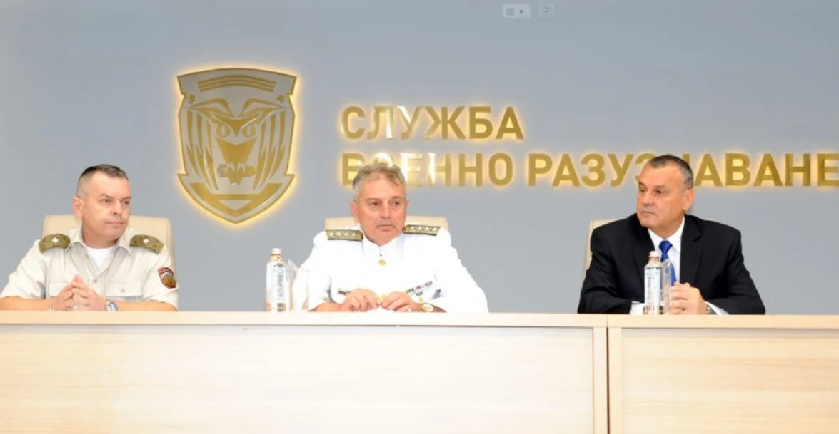 аташе, военни аташета