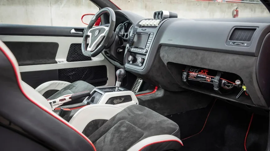 Volkswagen представи най-екстремния си Golf досега в чест на 50-та годишнина на GTI 1 volkswagen golf gti w12 2