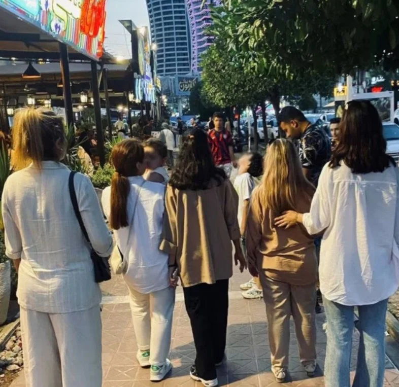 Все повече жени без хиджаби бивт видени по улиците на Техеран.