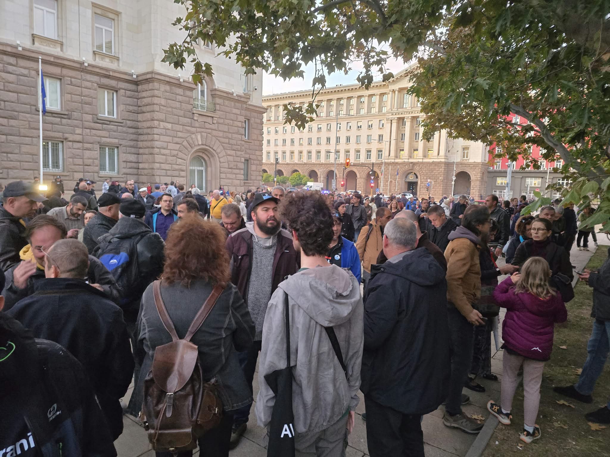 Започна протестът "Вашият мир е капитулация! Вашата дипломация - изолация"