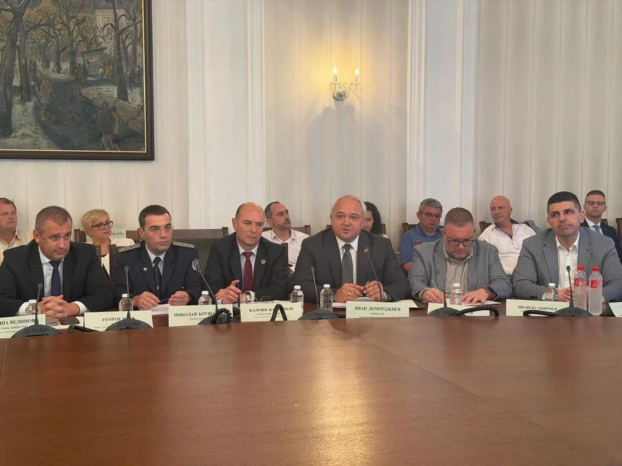 Министър Демерджиев обяви пред депутати от „Демократична България“, че пътната безопасност е приоритет