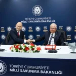 Турският министър на отбраната Ясар Гюлер по време на церемония по подписване с британския министър на отбраната Джон Хийли в Истанбул