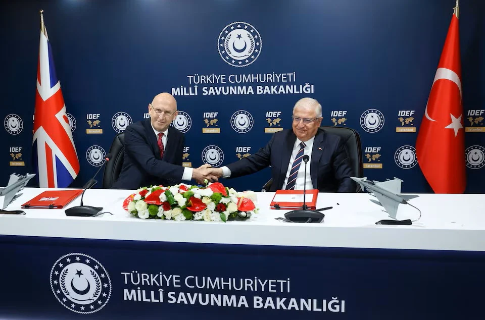 Турският министър на отбраната Ясар Гюлер по време на церемония по подписване с британския министър на отбраната Джон Хийли в Истанбул
