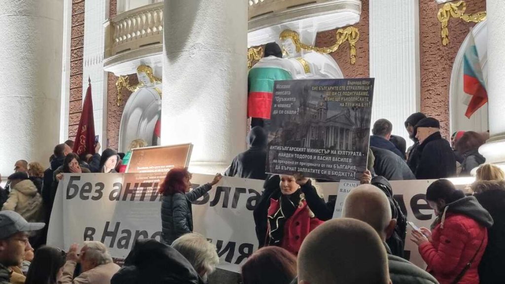 По време на протеста пред Народния театър е бил нападнат и актьорът Владимир Пенев 2 По време на протеста пред Народния театър е бил нападнат и актьорът Владимир Пенев