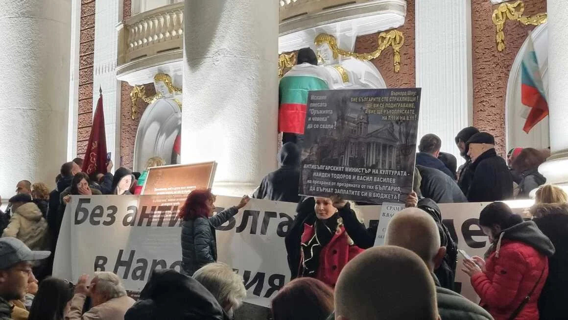 По време на протеста пред Народния театър е бил нападнат и актьорът Владимир Пенев