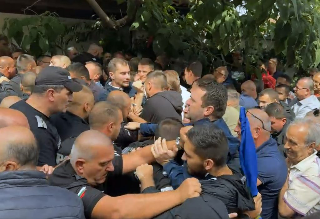 Симпатизанти на Ахмед Доган влязоха в сблъсък с полицията пред сараите в "Бояна"
