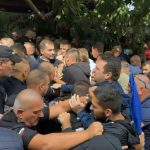 Симпатизанти на Ахмед Доган влязоха в сблъсък с полицията пред сараите в "Бояна"