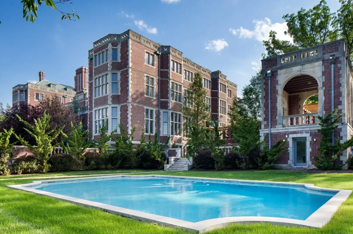 Задният двор с външния басейн.