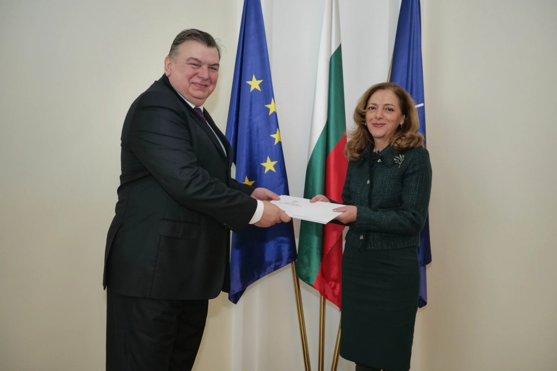 Зам-министърът външните работи Елена Шекерлетова посланик Молдова Емил Жакота.