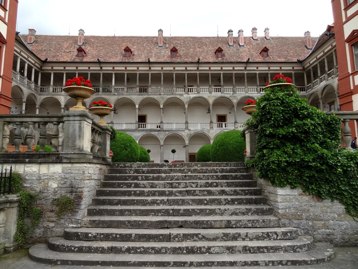 zamukut na opocno vhodut