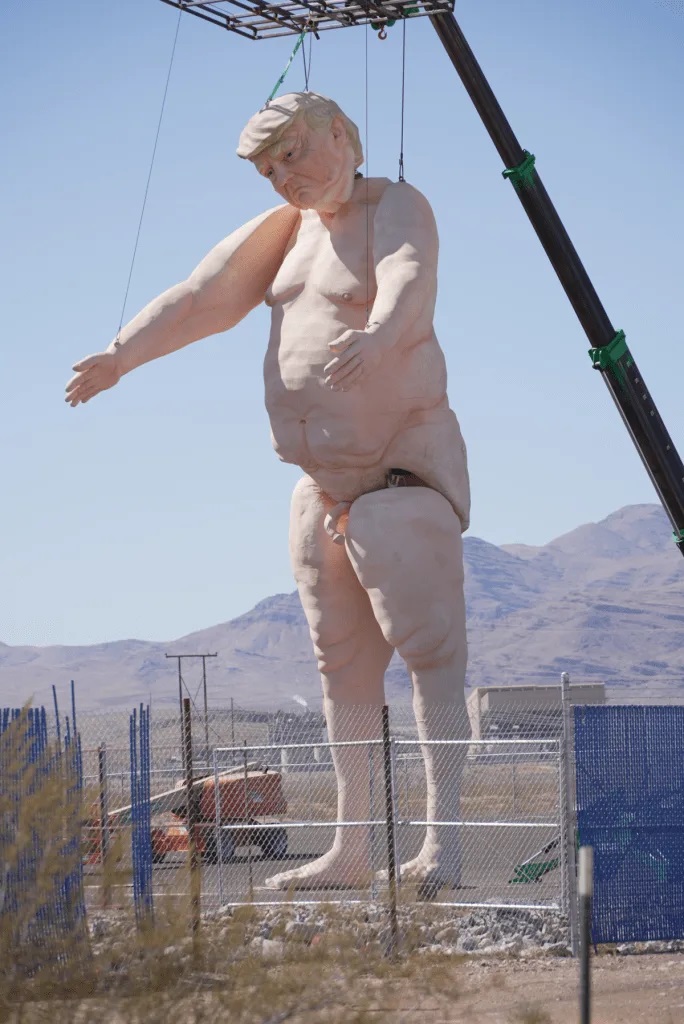 13-метрова гола статуя на Тръмп ще обикаля САЩ в предизборен тур 3 13-метрова гола статуя на Тръмп ще обикаля САЩ в предизборен тур