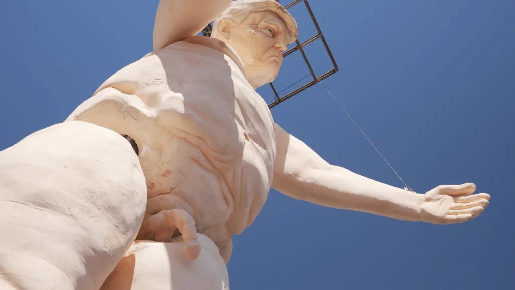 13-метрова гола статуя на Тръмп ще обикаля САЩ в предизборен тур 1 13-метрова гола статуя на Тръмп ще обикаля САЩ в предизборен тур