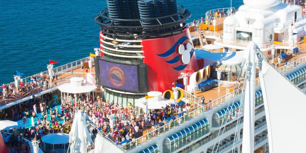  Disney Cruise Line показва новия си транспортен съд Disney Adventure в Сингапур 