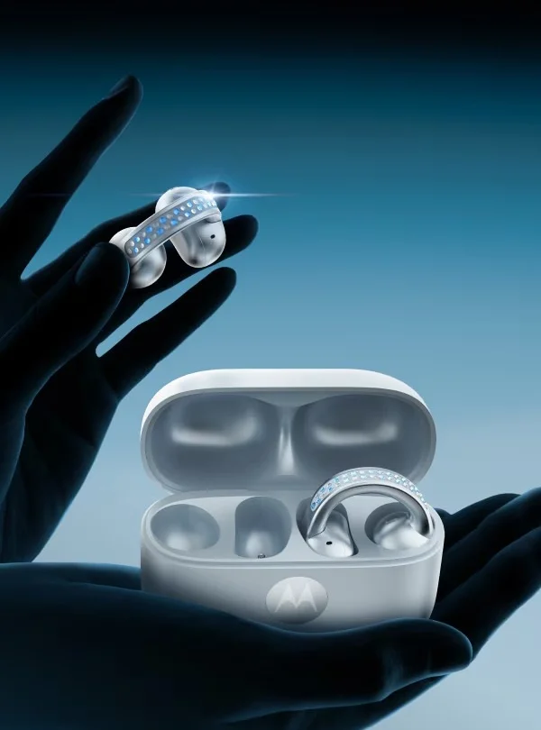 Motorola и Swarovski обединяват сили за ултралуксозен модел Razr с кристали