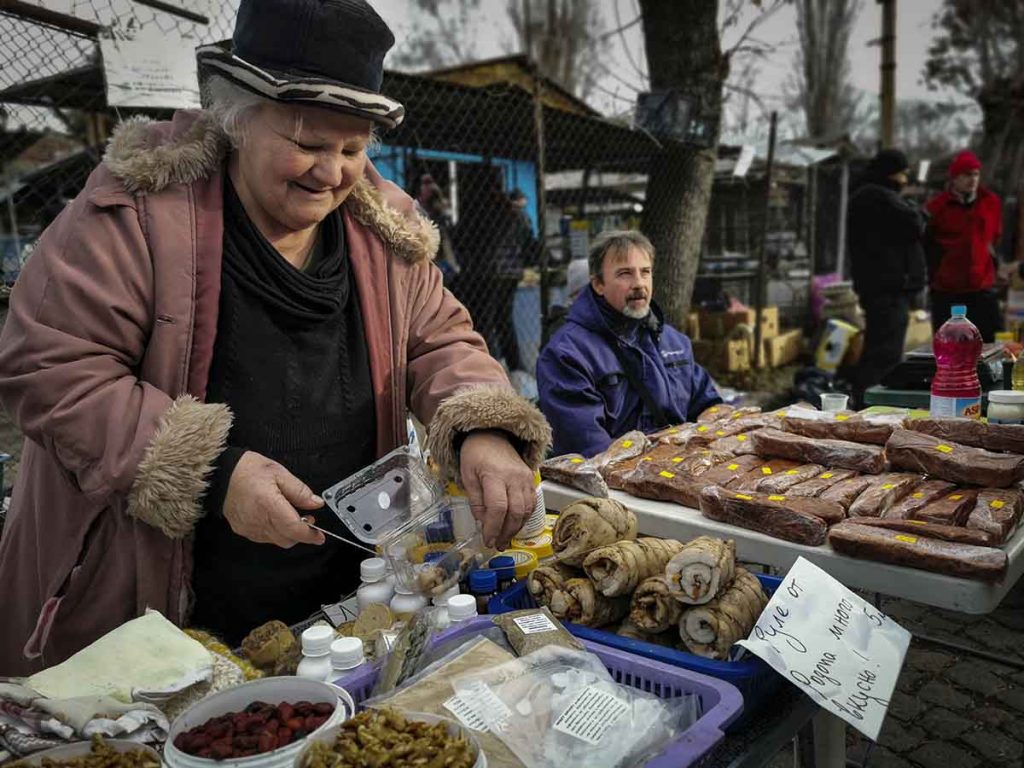 Баба продава на пазара собствена продукция. Искат да изгонят бабите от пазарите със закон
