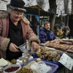 Баба продава на пазара собствена продукция. Искат да изгонят бабите от пазарите със закон