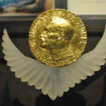 Златният медал на Нобеловата награда за мир с профила на Алфред Нобел