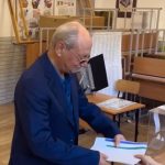 Ахмед Доган гласува с хартиена бюлетина