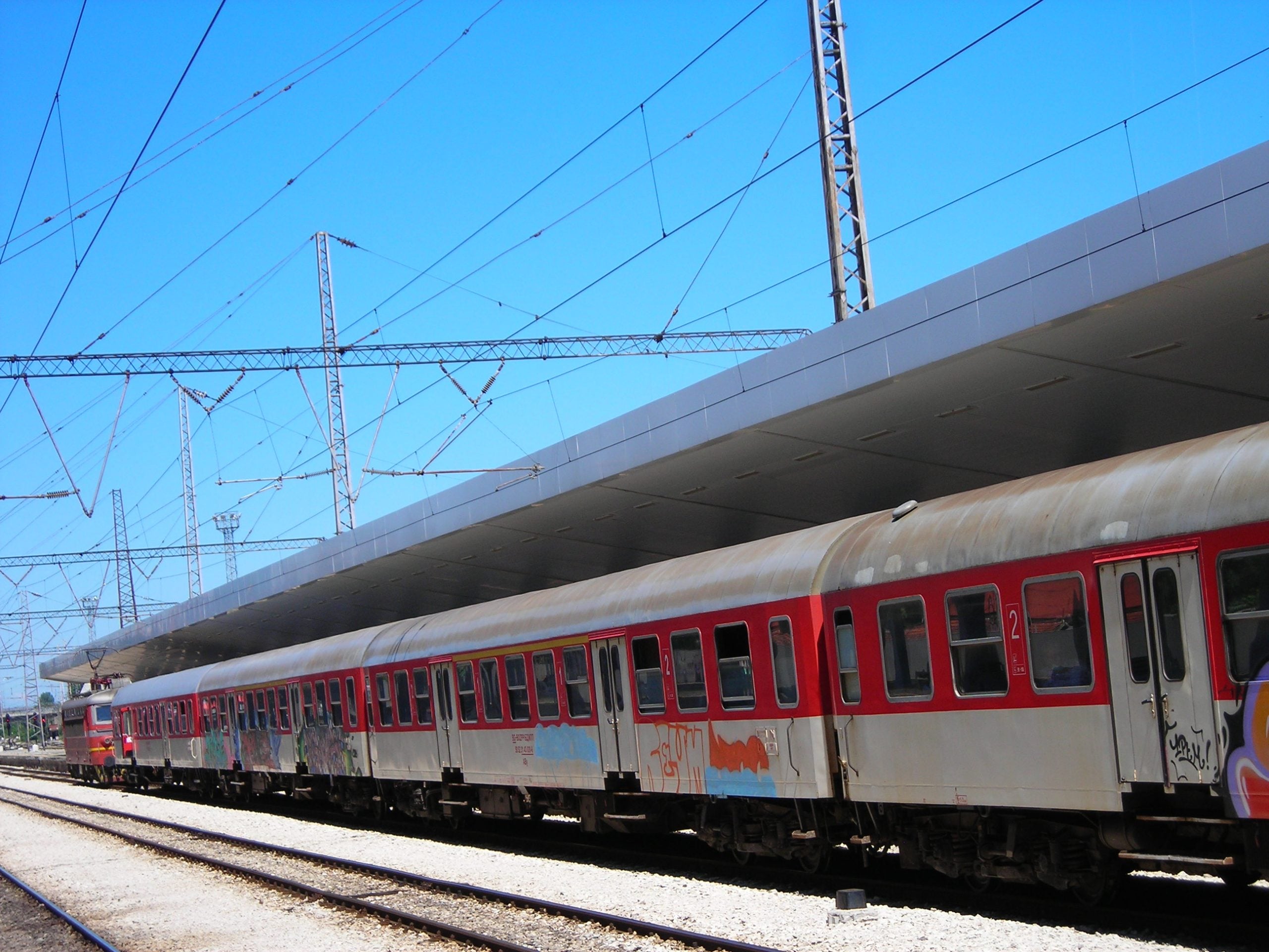 Начало 7 БДЖ въвежда мобилни устройства за издаване и валидиране на билети във влаковете, Влак дерайлира между Царева ливада и Трявна, има пострадали