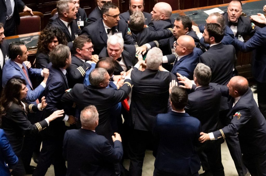 В италианския парламент се сбиха заради напрежението около разширяването на регионалната автономия 2 В италианския парламент се сбиха заради напрежението около разширяването на регионалната автономия