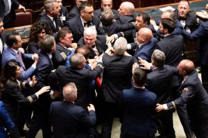 В италианския парламент се сбиха заради напрежението около разширяването на регионалната автономия