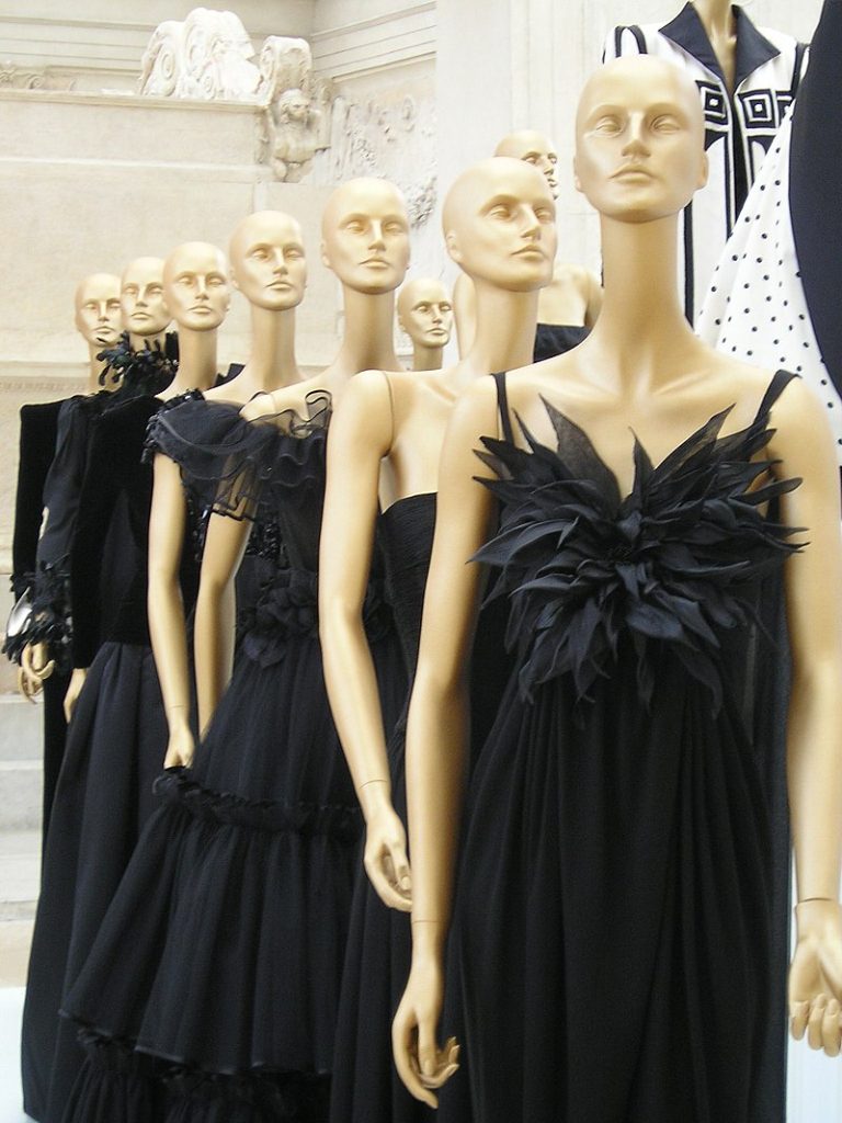 Модна къща "Валентино" с продажби за 1.42 млрд. евро за година 9 Валентино Valentino black dresses