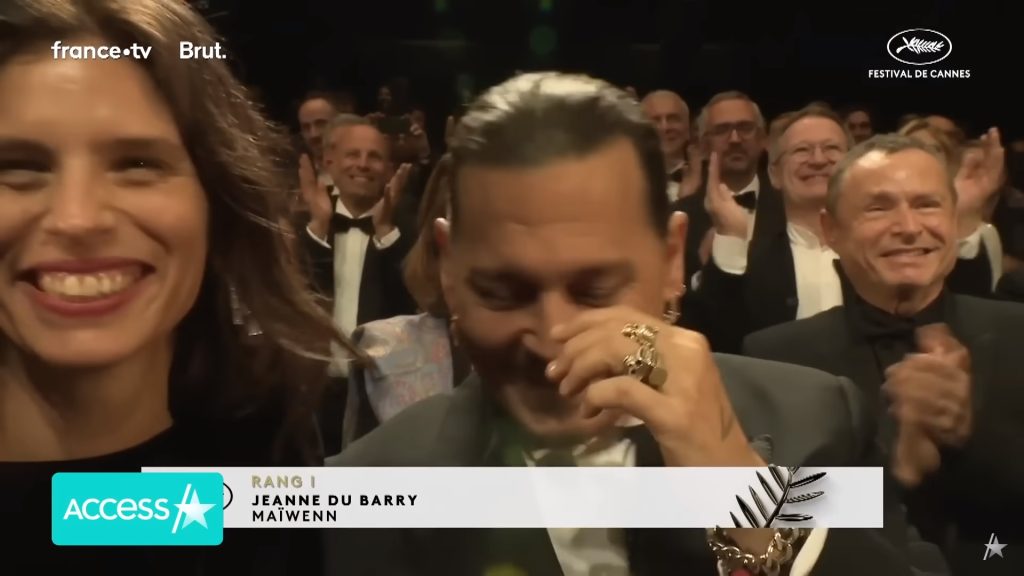 Джони не успя да скрие емоциите си по време на бурните овации в негова чест.