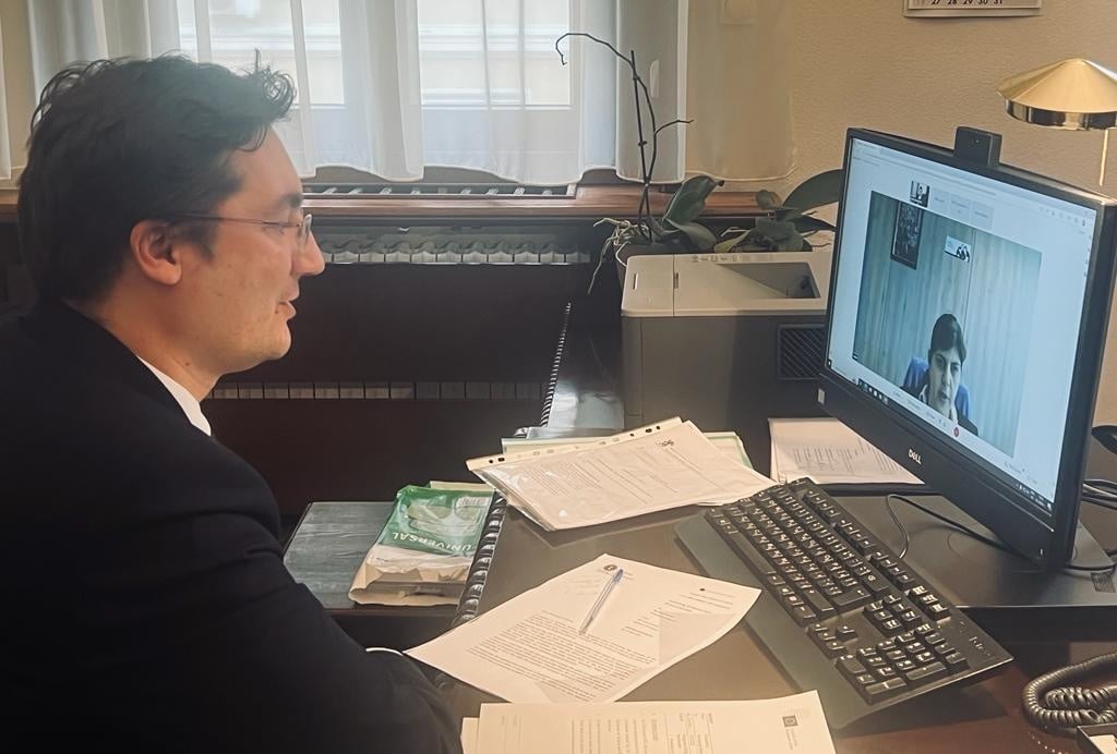 Крум Зарков разговаря с Лаура Кьовеши чрез видеоконферентна връзка