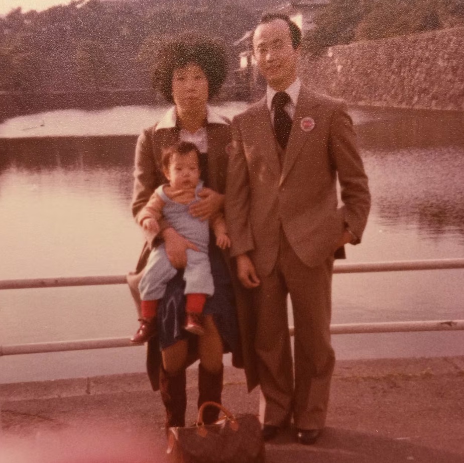 Малкият Питър Сон с родителите си.