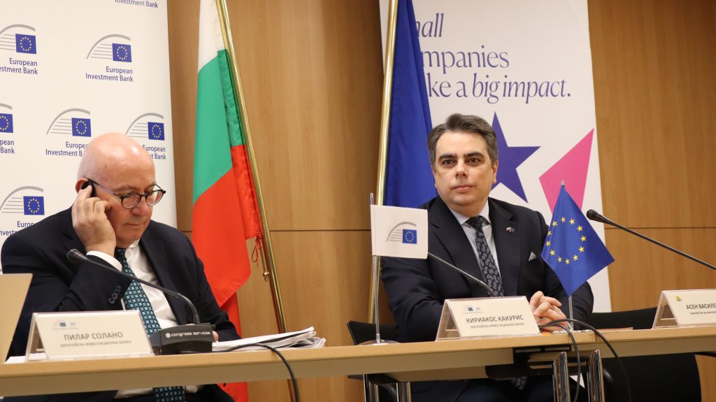 Министърът-на-финансите-Асен-Василев-и-вицепрезидентът-на-ЕИБ-Кириакос-Какурис инвестиции