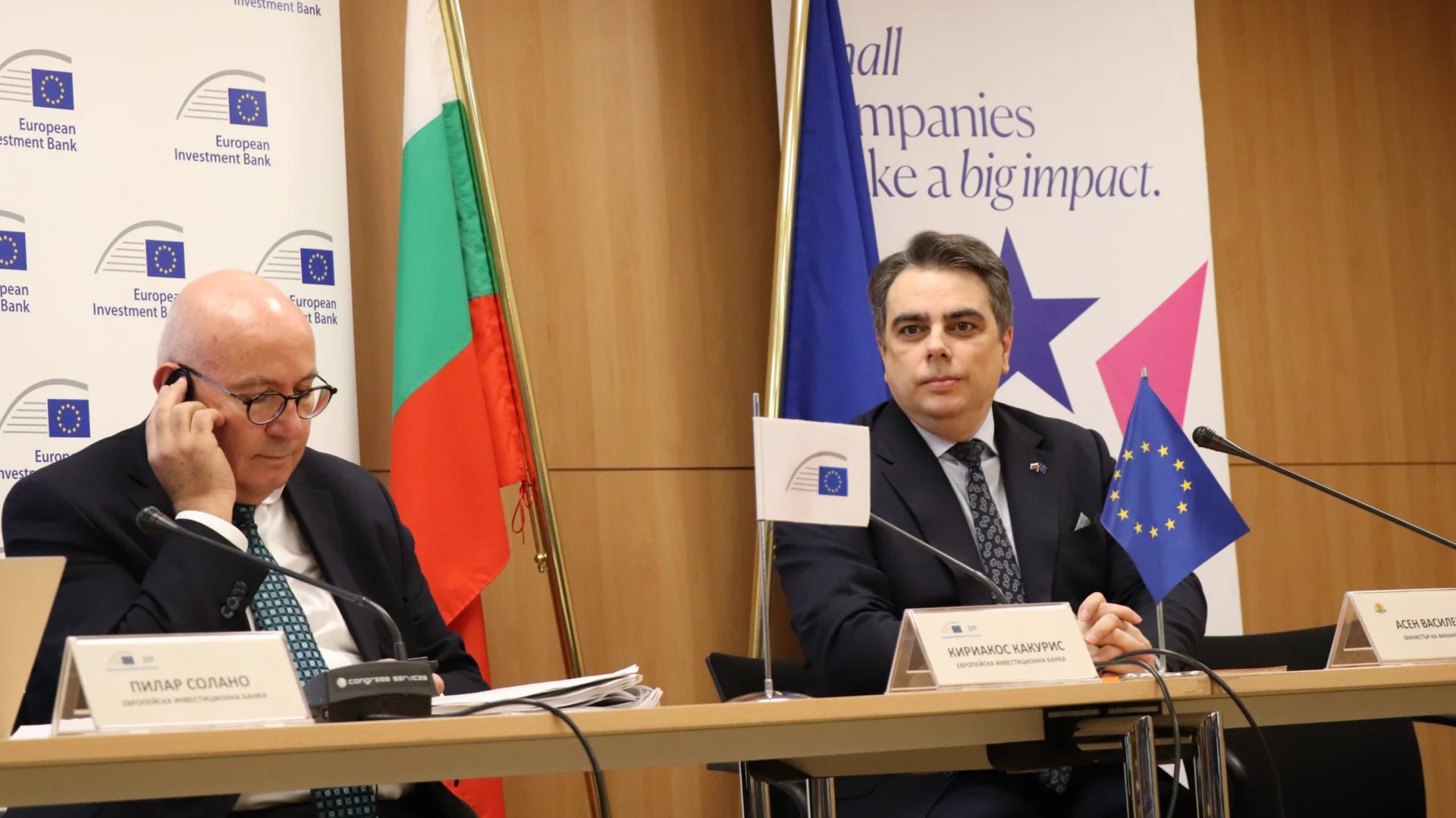 Министърът-на-финансите-Асен-Василев-и-вицепрезидентът-на-ЕИБ-Кириакос-Какурис инвестиции