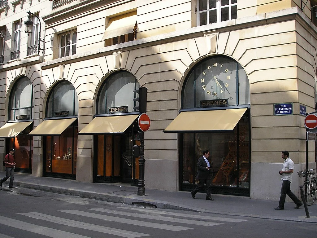 Модна-къща-Хермес-Rue_du_Faubourg-Saint-Honore_Paris акции