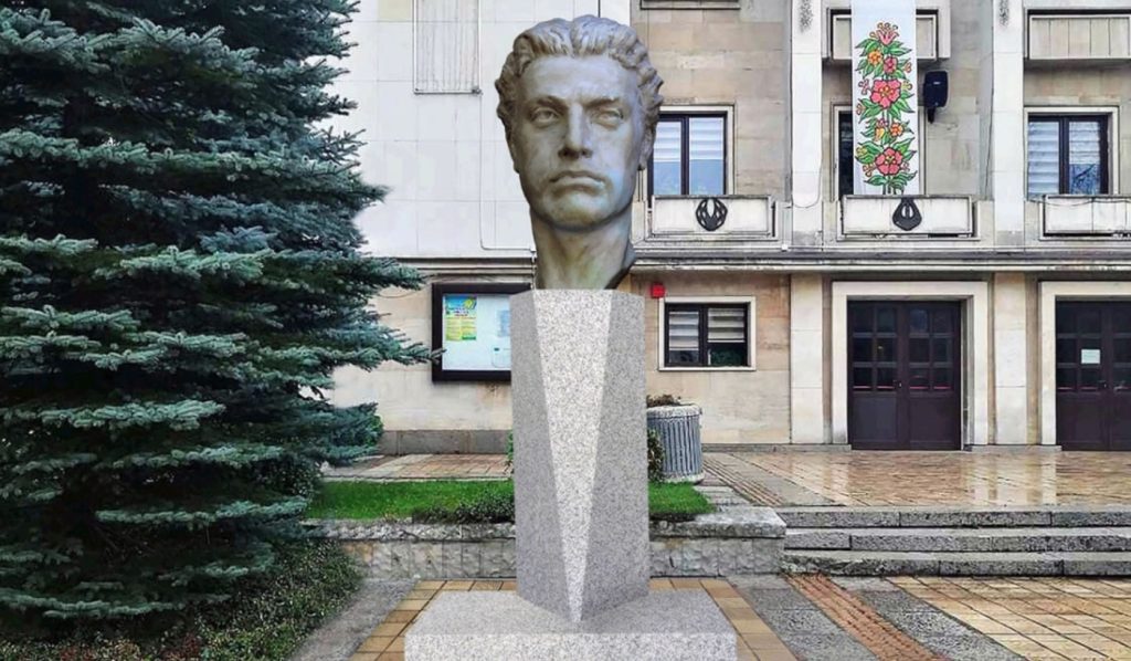 Новоизграденият паметник на Васил Левски в Троян.