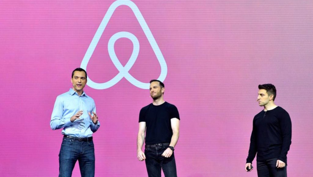Основателите на Airbnb: (от ляво надясно) Нейтан Блечарзик, Джо Гебиа и Брайън Чески.