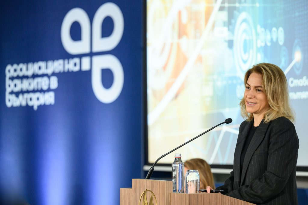 Петя Димитрова: Присъединяването на България към еврозоната ще ускори реформите 8 Петя Димитрова, председател на УС на АББ