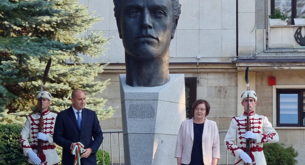 Президентът Румен Радев и кметицата Донка Михайлова.