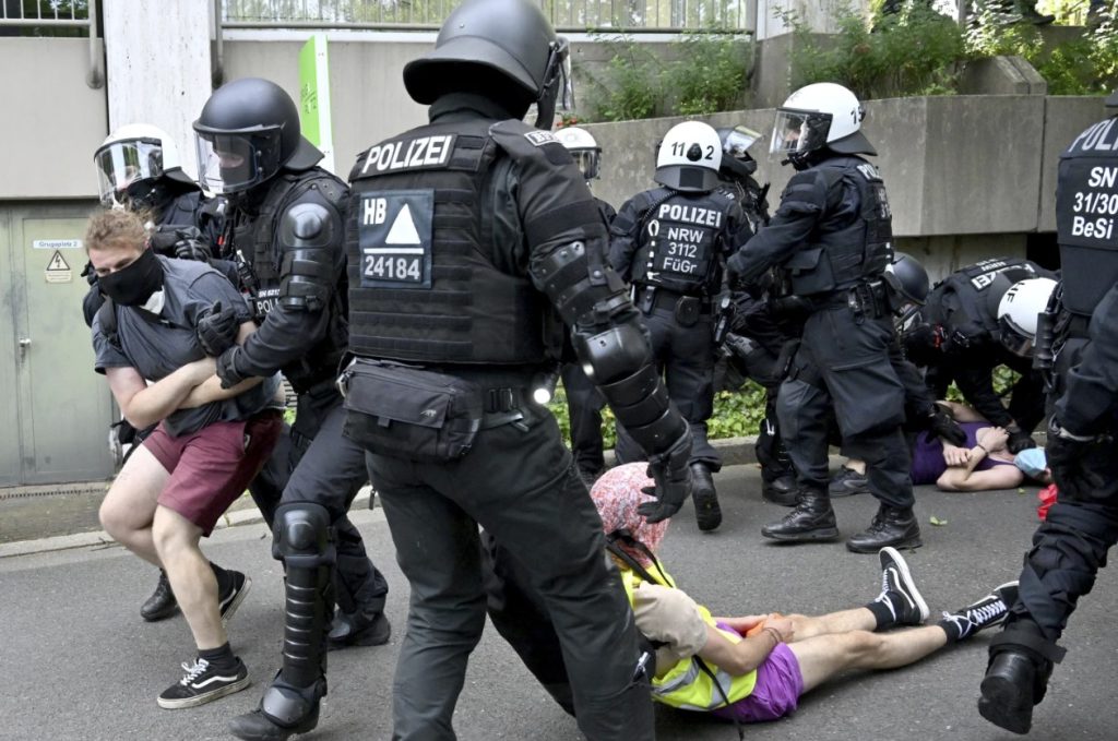 Протестиращи и полицията влязоха в сблъсъци в германския град Есен