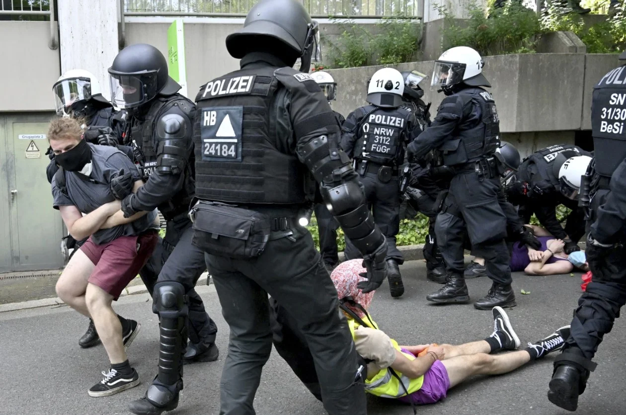 Протестиращи и полицията влязоха в сблъсъци в германския град Есен