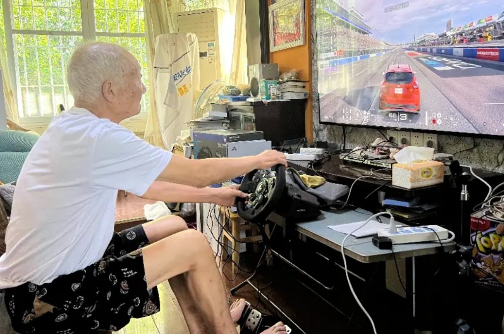 Рекордьорът с любимото си занимание.