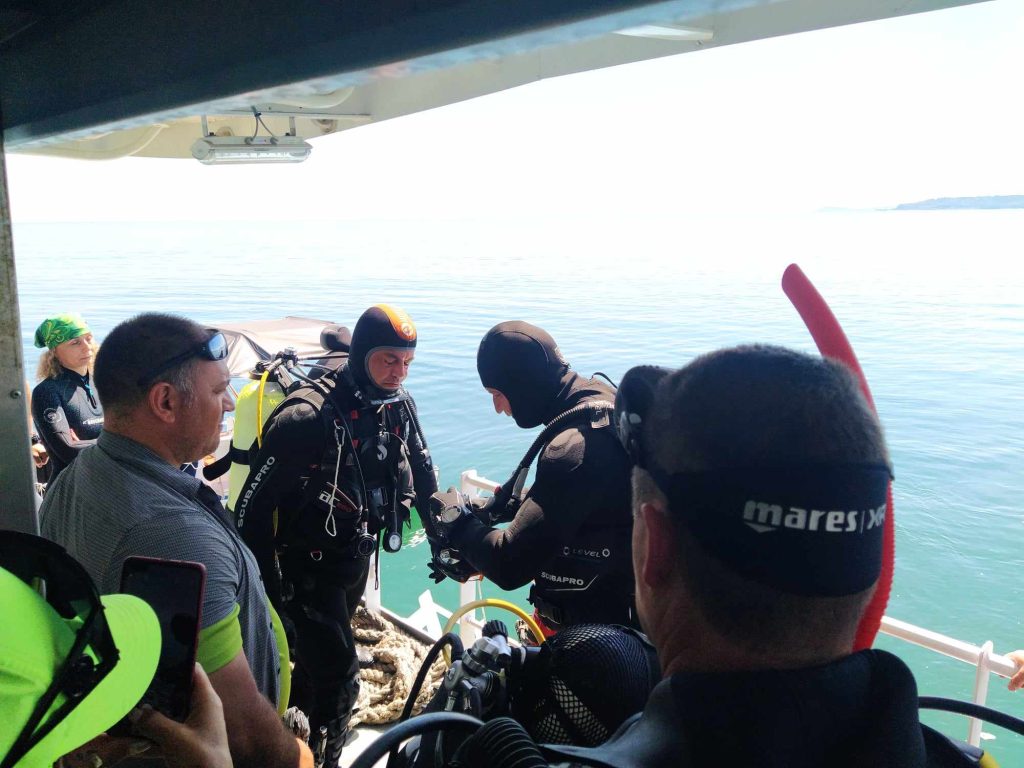 Президентът се включи в акция по почистване на морското дъно край остров Света Анастасия
