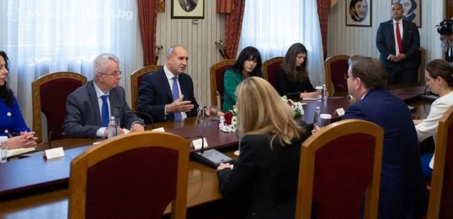 Политически изказвания с провокативен характер в РСМ не спомагат за диалога, заяви Радев пред Вархеи