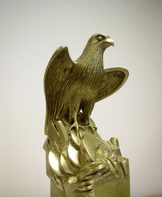 Сметната палата има свой символ художествена пластика на сокол стъпил върху скала от монети