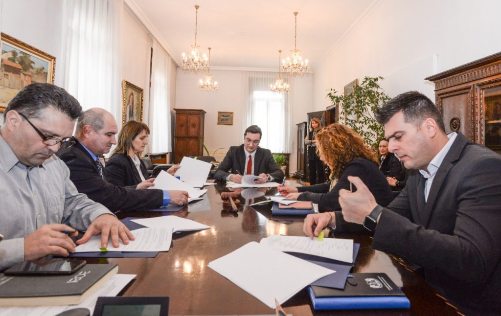 Министърът на правосъдието Крум Зарков подписа споразумение с всички синдикати от системата на Главна дирекция „Изпълнение на наказанията“ (ГДИН) и Главна дирекция „Охрана“ (ГДО).