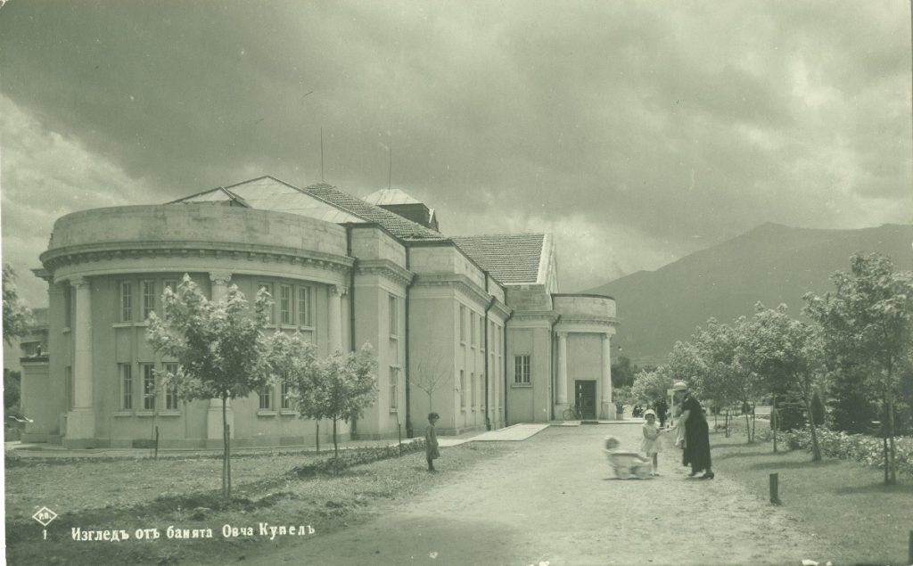 Стара снимка на банята, от първите години след откриването ѝ.